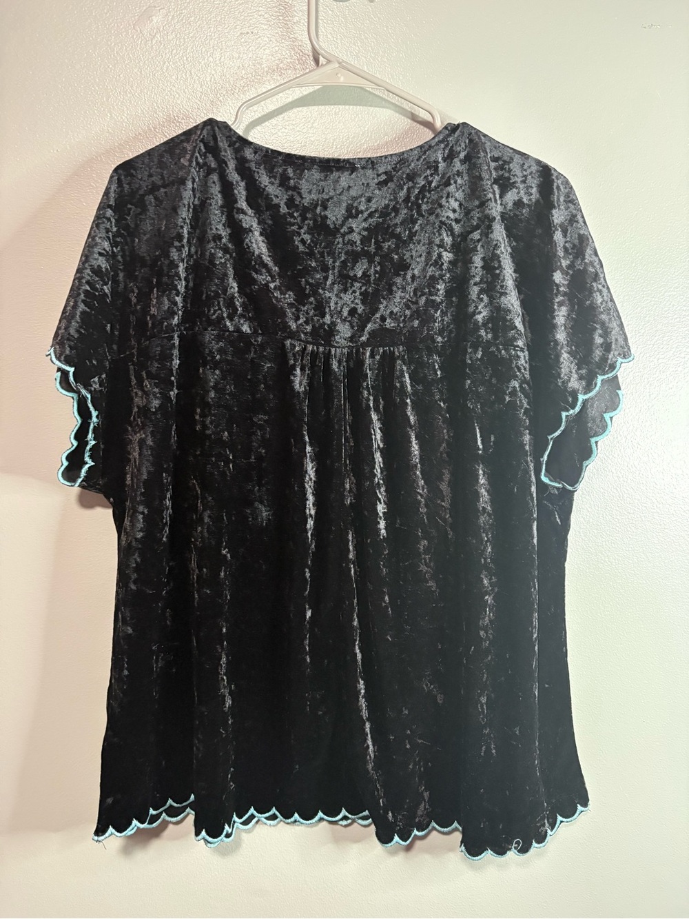 Velvet Embroidered Floral Boho Top 1X Black Short Sleeve V-Neck - Picture 2 of 3